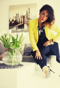 I love mixing blazer with vests and casual with something veri chic <3 
